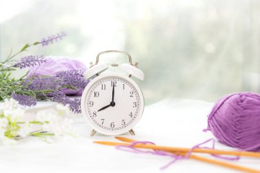 Erken çalışma günü. Sabah yatağında hobileri olan çalar saat. Güneş ışığı, fotokopi alanı ve Tex için afiş. Günaydın ve Başlat Kavramı