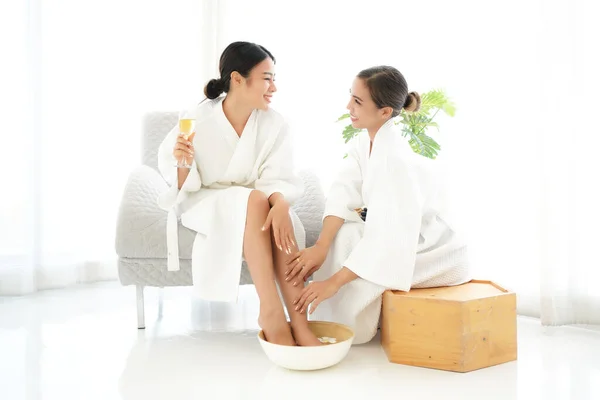 Güzellik Aroma Terapisi Ürünleri Için Kaplıca Kadın Ayakları Için Aroma — Stok fotoğraf