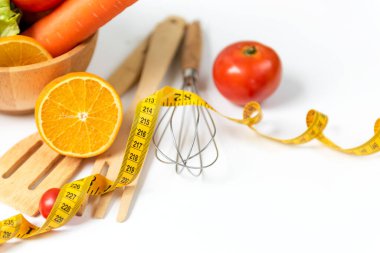 Diyet ve sağlıklı taze sebzeler sağlıklı yaşam tarzına uygun zayıflar spor egzersiz ekipmanları ve süt. Kilo Kaybı ve Diyet Konsepti