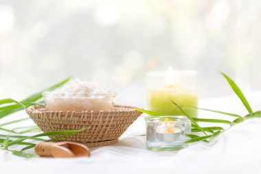 Tayland Spa Tedavileri aroma terapisi tuz ve şeker masajı. Mum ve beyaz arka planda bambu yapraklarıyla. Tayland. Sağlıklı Konsept