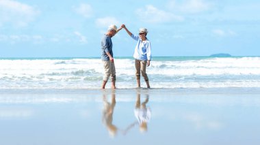 Asya yaşam tarzı son sınıf çifti sahilde yürüyor ve dans ediyor. Aşk romantizmi içinde mutlu ve emeklilikten sonra dinleniyor. İnsanlar yaşlılara yönelik turizm, aile seyahatleri, eğlence ve etkinlik