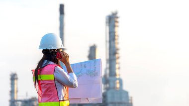 Elektrik santrali enerji endüstrisinde çalışan işçilerin güvenlik kontrolünün planları ve raporları kadının elinde. Mühendis ve endüstri Konsepti