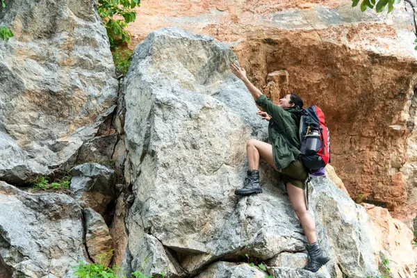 Mujer Excursionista Subir Última Sección Las Montañas Viajero Feliz Relajarse —  Fotos de Stock