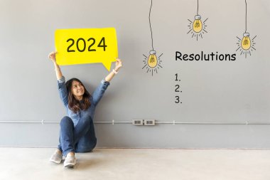 Genç bayanla 2024 karar neşeli ve mutlu yeni yıl. Birlikte yeni yıl yıldızı 2024 