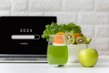 Yeni bir iş ve hayata başlamak için 2024 yılı yükleniyor. Sağlıklı, taze, sağlıklı salata ve diyet için sebze yeşili su.