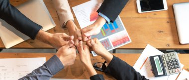 Takım çalışması Dayanışma Başarı. İş dünyasının yöneticileri takım çalışmasını izleyip ortaklarla iş yaptıktan sonra el ele tutuşmaktan memnuniyet duyar. İş Konsepti, metin pankartı