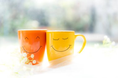 Sevgililer Günü. Sarı ve turuncu kahve sever ve mutlu beyaz bir geçmişi var. Sevgililer Günü Kavramı