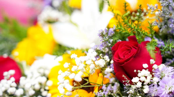 近红玫瑰 一束红玫瑰和其他花朵 情人节和祝贺日 假日概念 — 图库照片