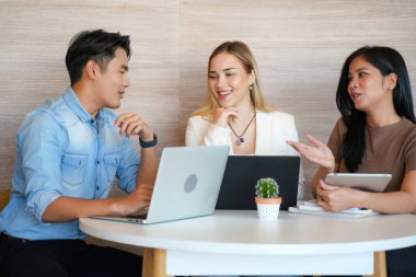 İş dünyasından gençler, kadın ve iş adamlarına ortak olur ve modern ofiste başarılı olmak için yeni bir proje başlatırlar. Takım çalışması ve İş Konsepti