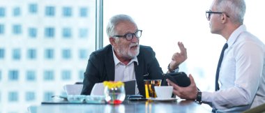 İş ekip çalışması toplantısı ve şimdiki zaman yeni bir proje başlatın. İnsanlar, modern ofise yatırım yapılması için mali destek grafiğini tartışıyor. Şehir geçmişi. İş ve Takım Çalışması Konsepti, afiş için kopyalama alanı