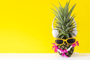 Partide yaz mevsimi. Güneş gözlüklü hippi Pineapple Fashion ve tatilde parlak, güzel renkler, yaratıcı sanat meyvesi sarısı arka plan. Moda Yaz Tatili Konsepti, metin için kopyalama alanı