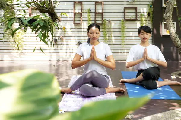 Yaşam Tarzı Kadın Ergen Öğrenci Yoga Egzersizi Sağlıklı Yaşam Için - Stok İmaj