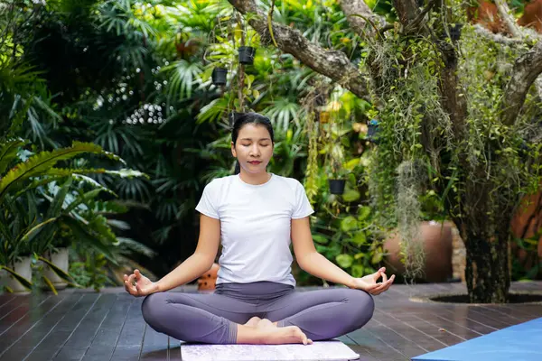 Yaşam Tarzı Kadın Yoga Egzersizi Sağlıklı Yaşam Için Poz Vermek Stok Resim