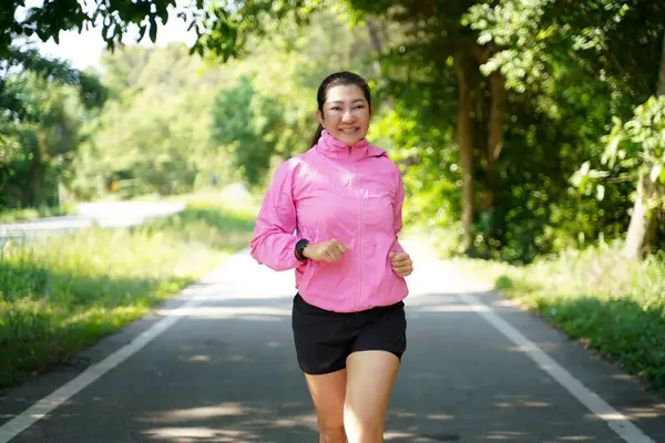 Sağlıklı Bir Kadın Dışarıda Koşuyor Antrenman Yapıyor Asyalı Koşucular Spor - Stok İmaj