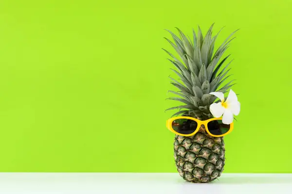 Partide Yaz Mevsimi Hippi Pineapple Fashion Güneş Gözlüğü Içinde Parlak Stok Fotoğraf