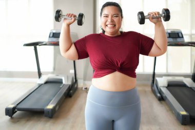 Sağlıklı şişman kadınlar. Kilo vermek için Asyalı kadın fitness egzersizi. İnsanlar spor salonunda vücut sağlığı için fazla kilolu antrenman ve egzersiz yapıyor. Sağlıklı Yaşam Tarzı Konsepti