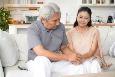 Asya 'lı yaşlı bir adam ilişkilerinde sorunlar yaşadıktan sonra onu teselli ediyor ve el ele tutuşuyor. Aile, yaşlılardan sonra sağlıklı bakımla ilgilenir