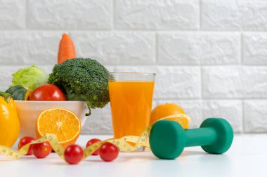 Odaklanmayı seç. Diyet ve sağlıklı sebze meyveleri detoks için sağlıklı yaşam tarzına uygun zayıflar spor aletleri, spor malzemeleri ve portakal suyu, beyaz arka plan. Kilo Kaybı ve Diyet Konsepti,