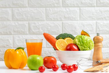 Diyet ve sağlıklı sebze meyveleri detoks için sağlıklı yaşam tarzına uygun zayıflar spor aletleri, spor malzemeleri ve portakal suyu, beyaz arka plan. Kilo Kaybı ve Diyet Konsepti,