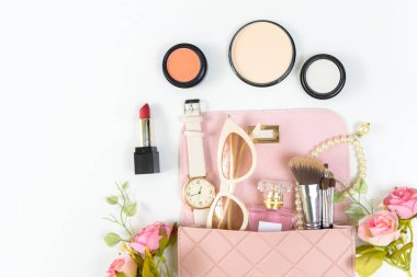 Sevgililer günü hediyesi. Makyaj malzemeleri arka plan ve güzellik kozmetik ürünleri ve çiçek gülü ve inci kolyeli yüz kozmetik paketi. Yaşam tarzı ve Sevgilisi