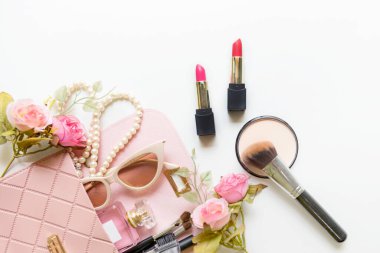 Sevgililer günü hediyesi. Makyaj malzemeleri arka plan ve güzellik kozmetik ürünleri ve çiçek gülü ve inci kolyeli yüz kozmetik paketi. Yaşam tarzı ve Sevgilisi