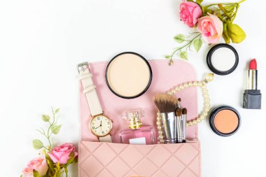 Sevgililer günü hediyesi. Makyaj malzemeleri arka plan ve güzellik kozmetik ürünleri ve çiçek gülü ve inci kolyeli yüz kozmetik paketi. Yaşam tarzı ve Sevgilisi