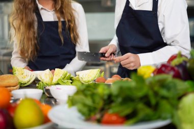 Şefim, grup çocukları sınıfın mutfak odasında sebze kesiyor. Şef öğrenciyi atölyede markalaştırmayı ve yemek pişirmeyi öğrenmeye hazırlıyor. Eğitim Konsepti
