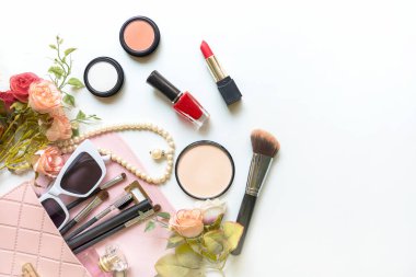 Sevgililer günü hediyesi. Makyaj malzemeleri arka plan ve güzellik kozmetik ürünleri ve çiçek gülü ve inci kolyeli yüz kozmetik paketi. Yaşam tarzı ve Sevgilisi