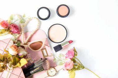 Makyaj malzemeleri arka plan ve güzellik kozmetik ürünleri ve çiçek mor laleli yüz kozmetik paketleri. Yaşam Tarzı Konsepti, metin için alanı kopyala