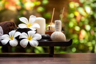 Güzellik masajı, sağlıklı sağlık geçmişi. Çiçekli Plumeria doğa mumuyla rahatlamak için vücut kadınlarına spa Thai terapisi aromaterapisi. Yaşam Tarzı ve Kozmetik Konsepti