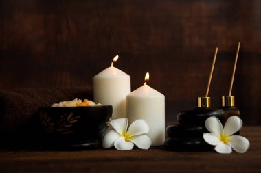 Tayland spa masajı. Spa tedavisi kozmetik güzellik. Rahatlamak için mumları olan vücut bakımı için aromaterapi. Aroma ve tuz fırçası, sağlıklı yaşam tarzına hazır.