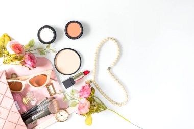 Makyaj malzemeleri arka plan ve güzellik kozmetik ürünleri ve çiçek mor laleli yüz kozmetik paketleri. Yaşam Tarzı Konsepti, metin için alanı kopyala