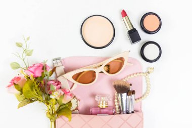 Makyaj malzemeleri arka plan ve güzellik kozmetik ürünleri ve çiçek mor laleli yüz kozmetik paketleri. Yaşam Tarzı Konsepti, metin için alanı kopyala