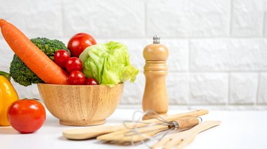 Zayıflar için sağlıklı bakım. Diyet ve sağlıklı taze sebzeler. Mutfak gereçleri sağlık yaşam tarzına ve beyaz arka plana uygun detoks vücut zayıflığı için. Kilo Kaybı ve Diyet Konsepti