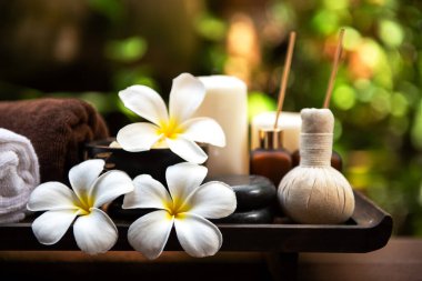Güzellik masajı, sağlıklı sağlık geçmişi. Çiçekli Plumeria doğa mumlu kadın için spa Thai terapisi aromaterapisi yaz tatili