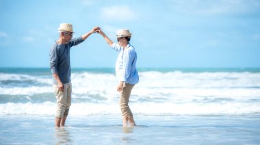 Asya yaşam tarzı son sınıf çifti sahilde yürüyor ve dans ediyor. Aşk romantizmi içinde mutlu ve emeklilikten sonra dinleniyor. İnsanlar yaşlılara yönelik turizm, aile seyahatleri, eğlence ve etkinlik