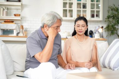 Asya 'lı yaşlı bir adam ilişkilerinde sorunlar yaşadıktan sonra onu teselli ediyor ve el ele tutuşuyor. Aile, yaşlılardan sonra sağlıklı bakımla ilgilenir. Aile ve Sağlık Hizmetleri kavramı