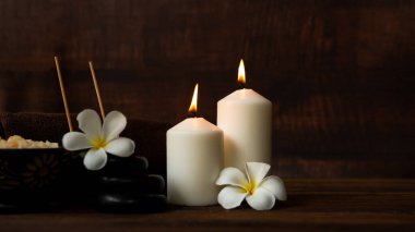 Tayland spa masajı. Spa tedavisi kozmetik güzellik. Rahatlamak için mumları olan vücut bakımı için aromaterapi. Aroma ve tuz fırçası, sağlıklı yaşam tarzına hazır.