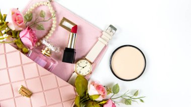 Sevgililer günü hediyesi. Makyaj malzemeleri arka plan ve güzellik kozmetik ürünleri ve çiçek gülü ve inci kolyeli yüz kozmetik paketi. Yaşam Tarzı ve Valentine, afiş için kopyalama alanı