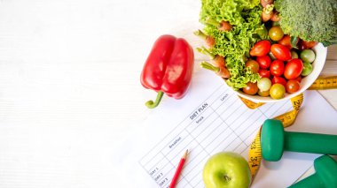 Diyet Sağlık Planı. Antrenman planlama. Spor aletleri egzersizi ve spor salonu geçmişi ile beslenme tarzı için taze salata.