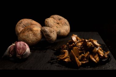 Lactarius deliciosus, sarımsaklı sotelenmiş rebollone.