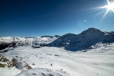 Karlı dağların manzarası gökyüzü trafikli