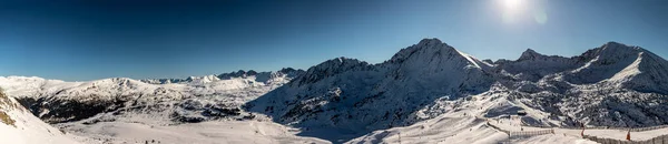 Encamp, Andorra 'daki dağların panoramik manzarası ve kayak yamaçları