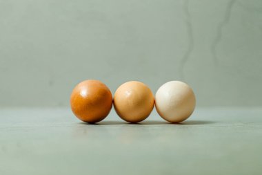 Mutfakta taze yumurta ve ekolojik üç renk var.