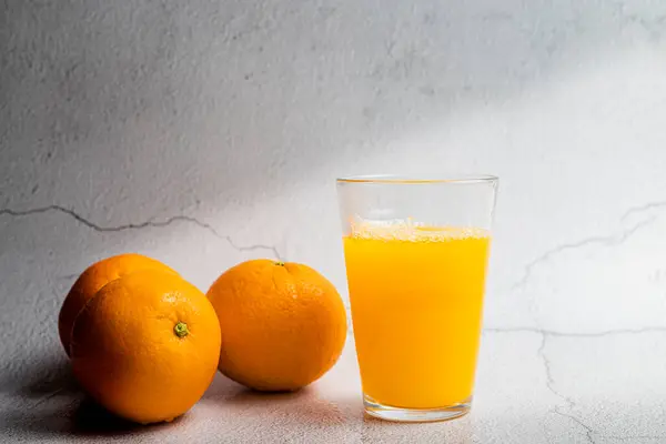 Freshly Squeezed Orange Juice Accompanied Freshly Picked Oran — Stock Photo, Image