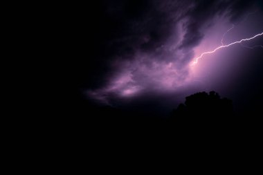 Dağların üzerinde gök gürültüsü ve şimşek