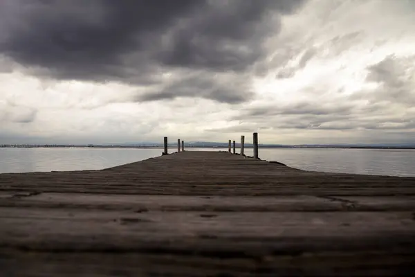 Albufera rıhtımının üzerindeki bulutlarla ışık oyunu