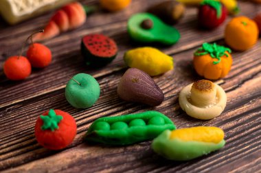 Badem ezmesi meyveleri doğal ve organik malzemelerden yapılır.