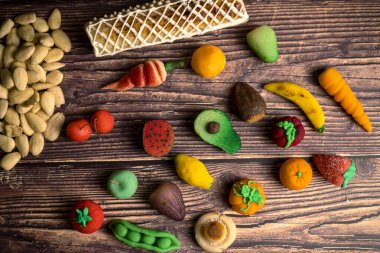 Badem ezmesi meyve heykelcikleri, kutlama için tatlı ve özel bir hediye.