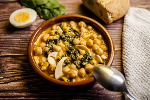 Lezzetli ve geleneksel nohut yahnisi ıspanaklı ve yumurtalı.